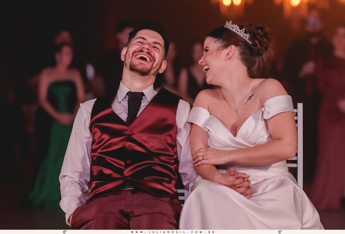 casal assistindo a vídeo