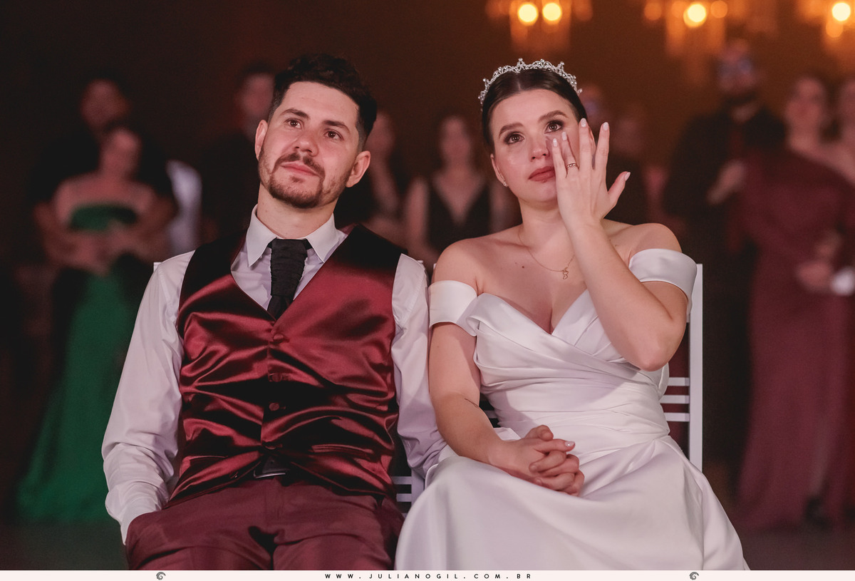 casal assistindo a vídeo e chorando