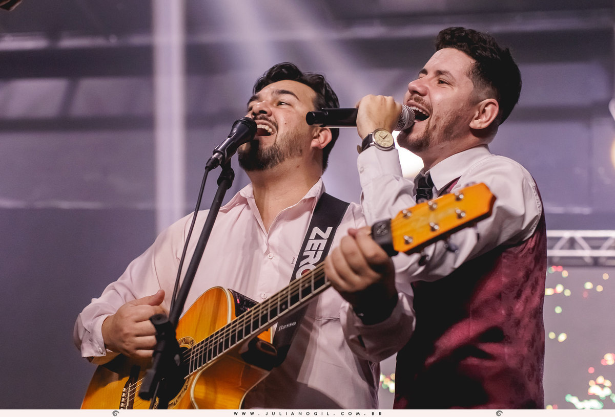 noivo cantando no palco com padrinho