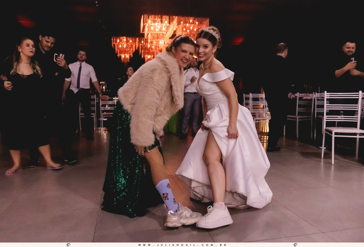 noiva e madrinha com tênis e meia durante a festa no espaço santo fole em irati, paraná