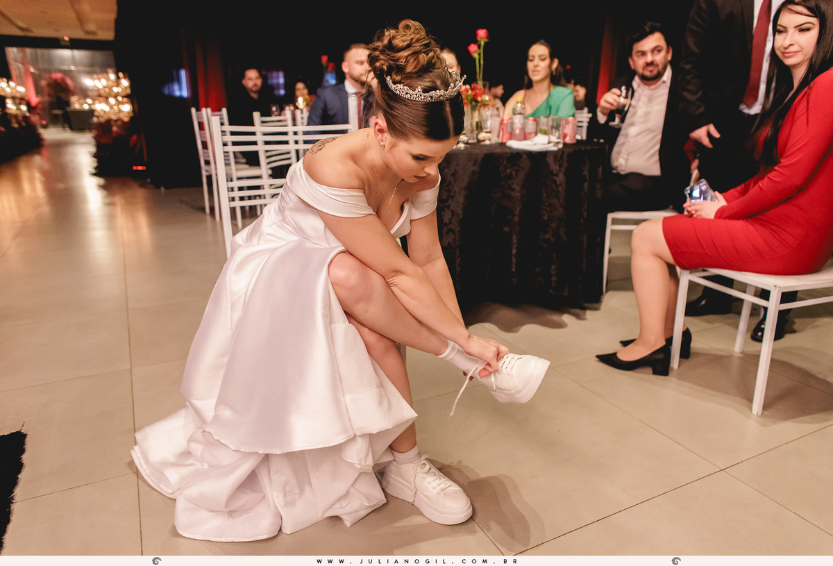 noiva thaís colocando o tênis