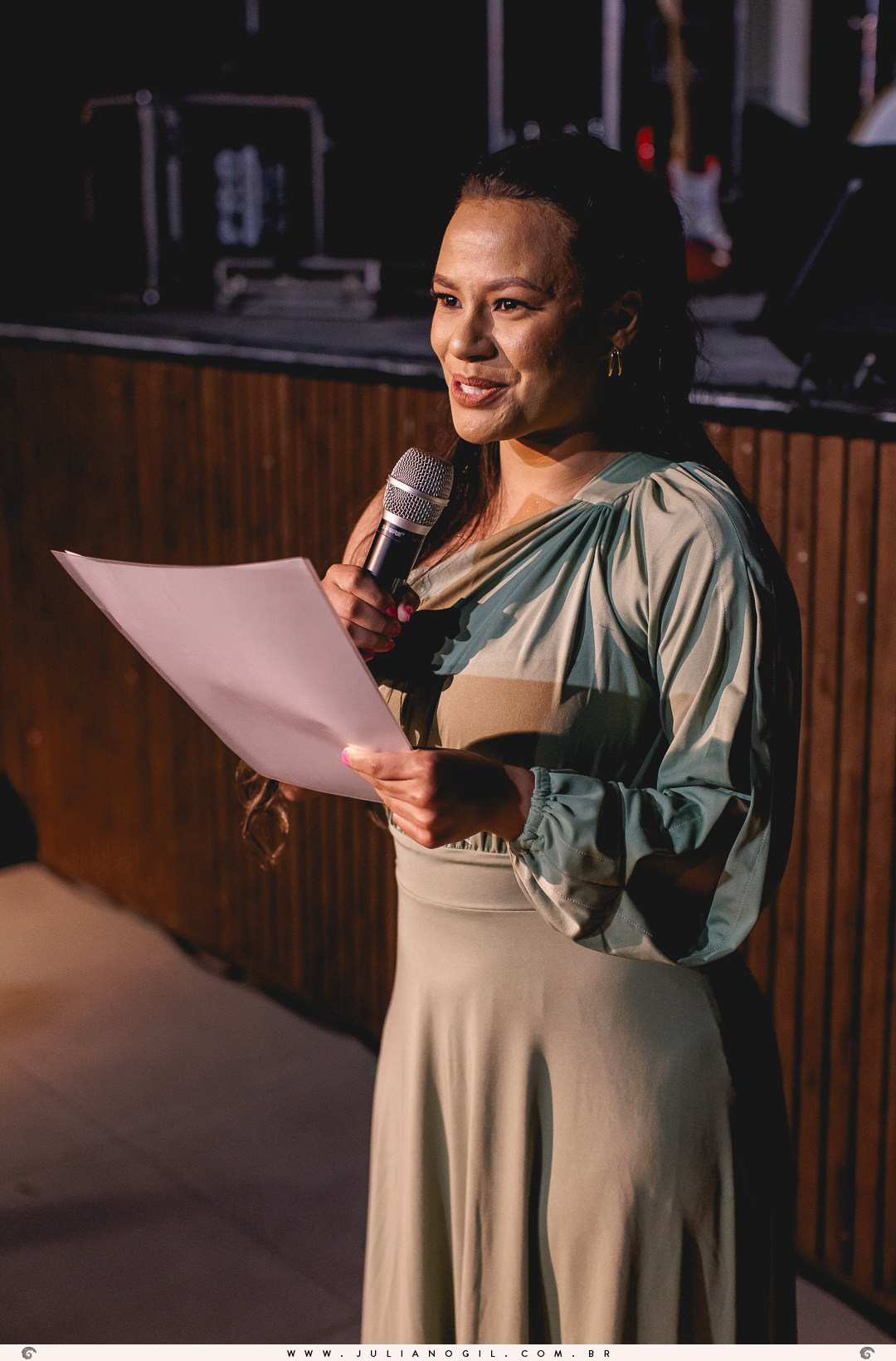 amiga da noiva lendo homenagem ao casal