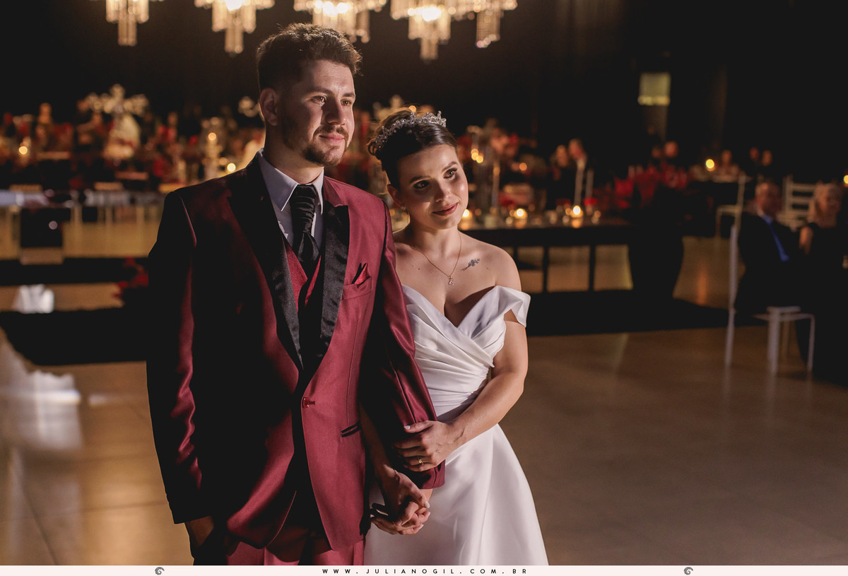 casal assistindo a homenagem