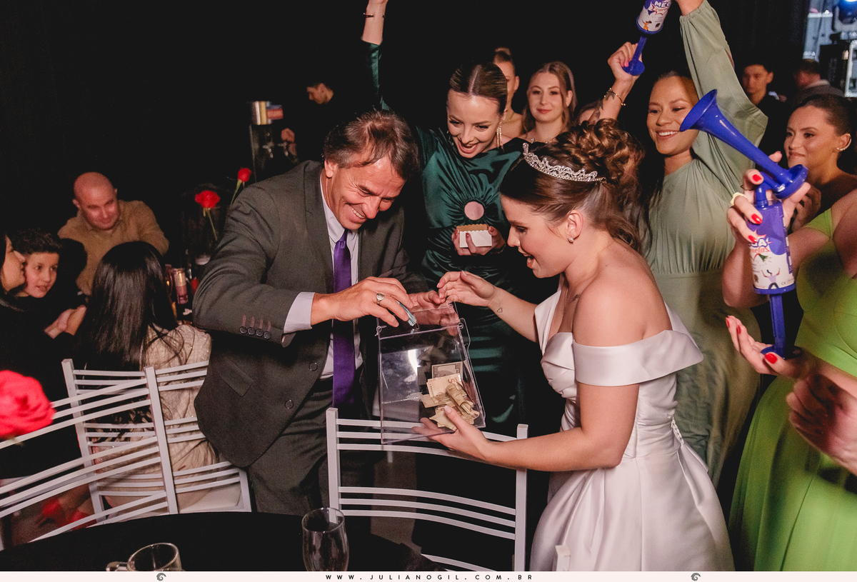 noiva thaís segurando dinheiro 