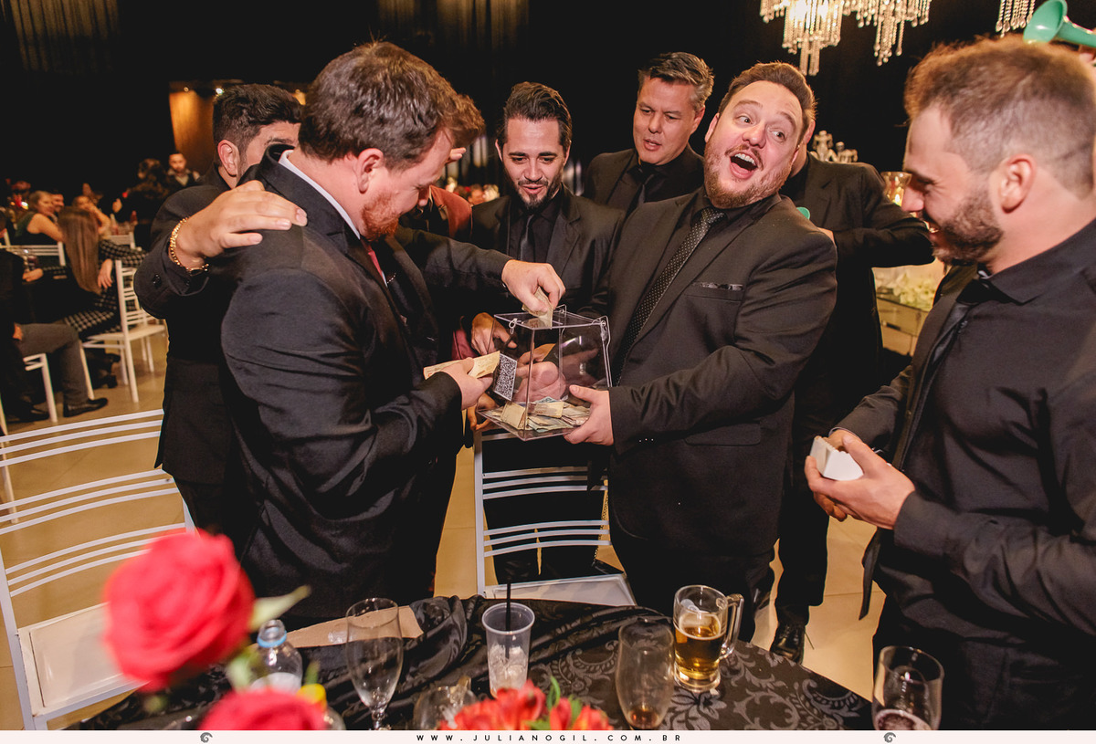 noivo e padrinhos segurando dinheiro