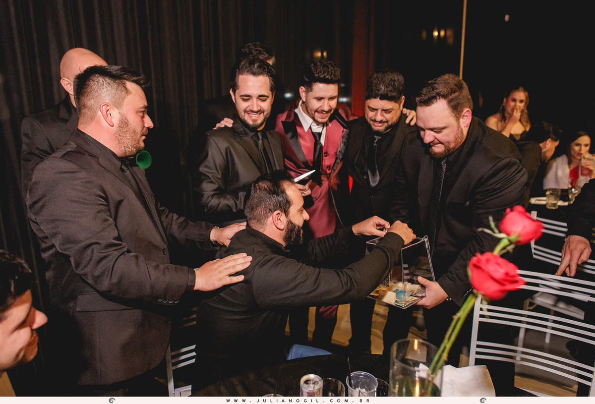 noivo e padrinhos segurando dinheiro