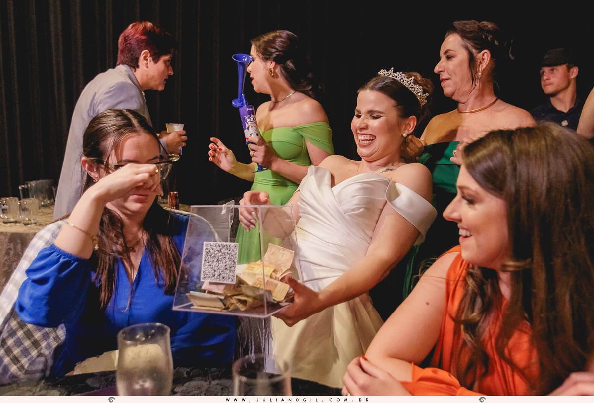 noiva e madrinhas segurando dinheiro