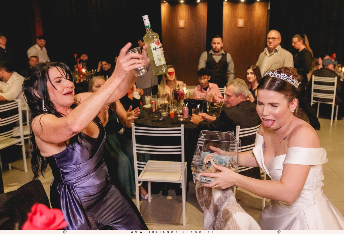 mãe da noiva dando bebida pra noiva