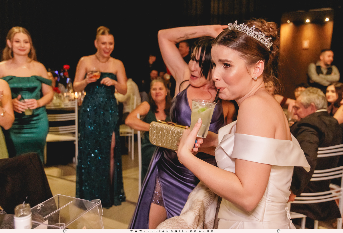 noiva bebendo caipirinha e fazendo careta