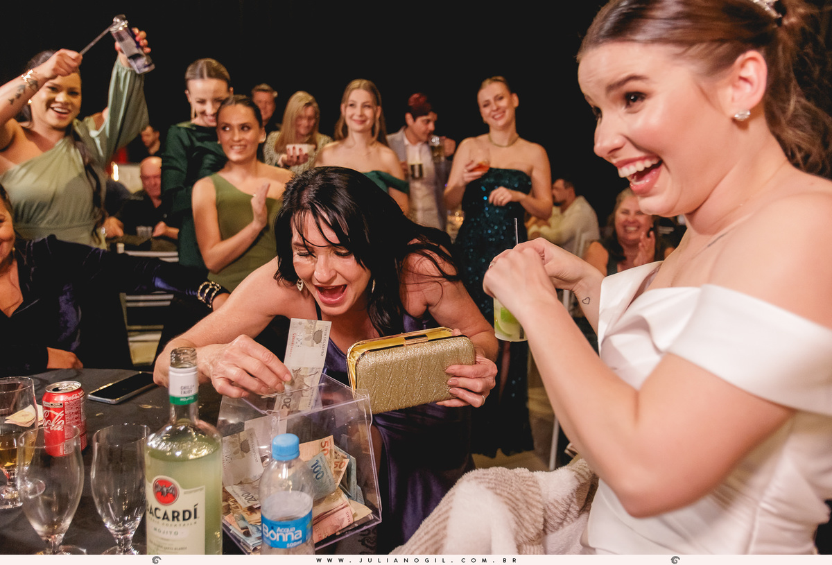 mãe dando dinheiro para a noiva