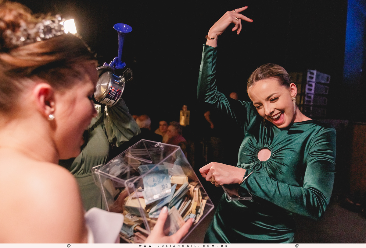 madrinha dando dinheiro para a noiva