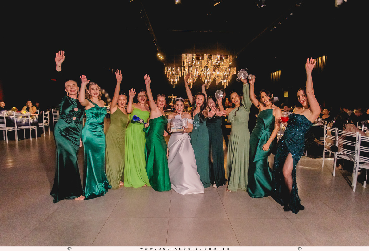 noiva e madrinhas comemorando