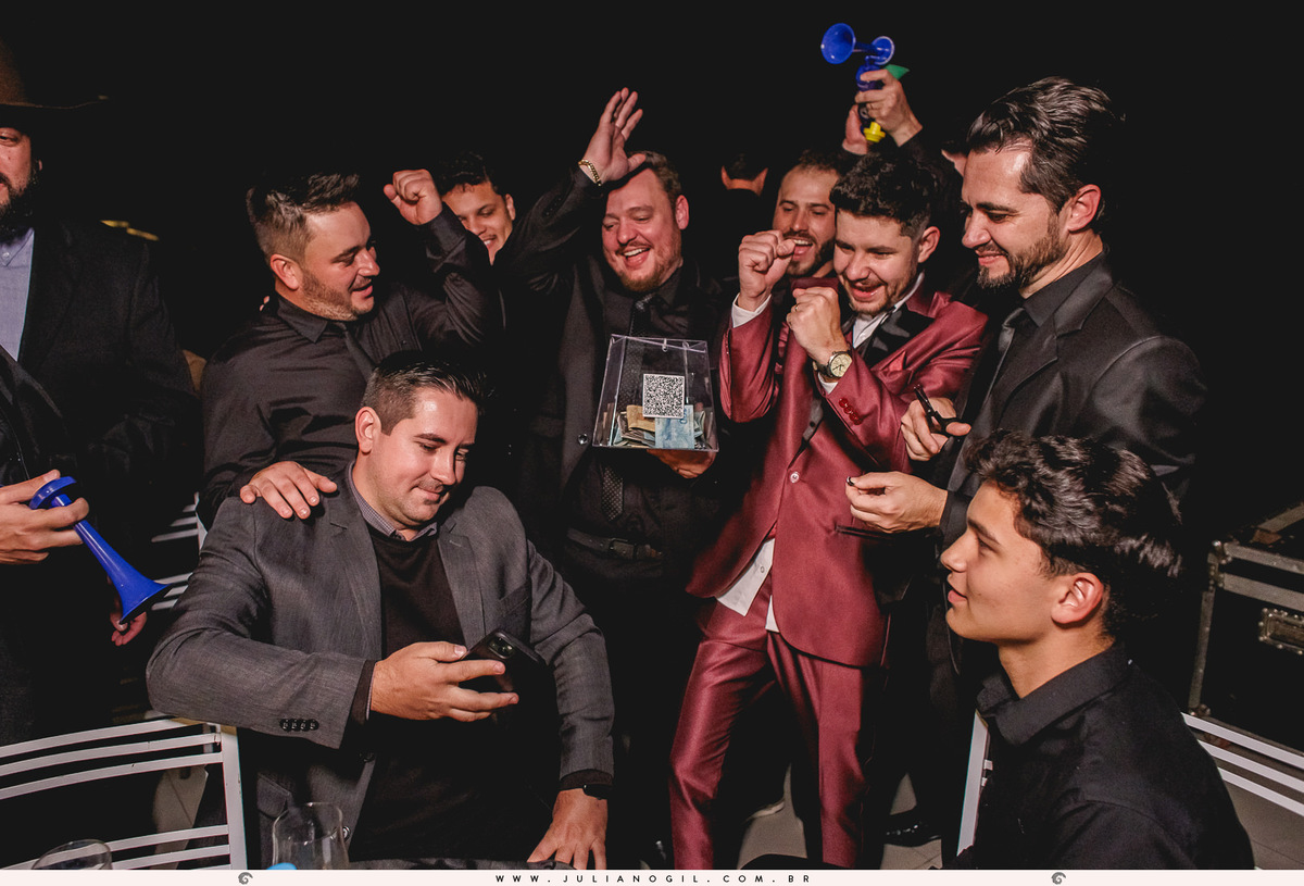 padrinhos tentando cortar a cueca do noivo