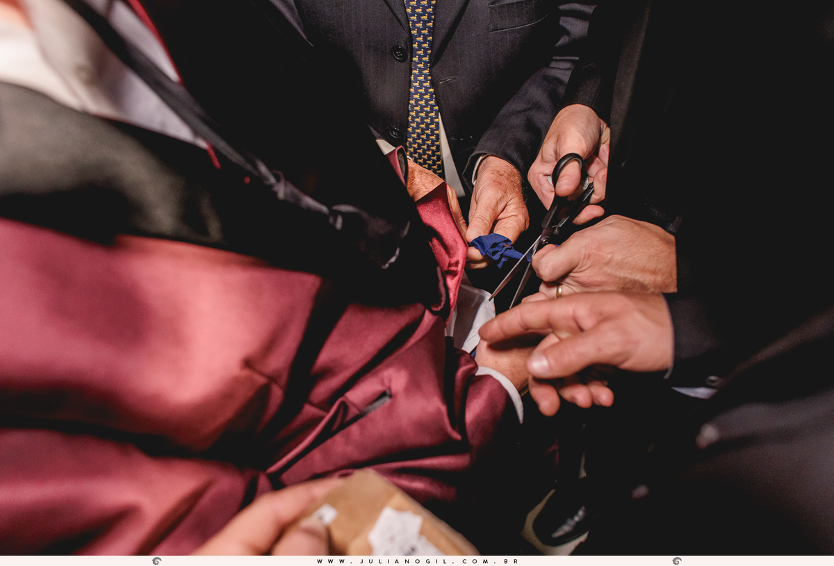 padrinhos tentando cortar a cueca do noivo