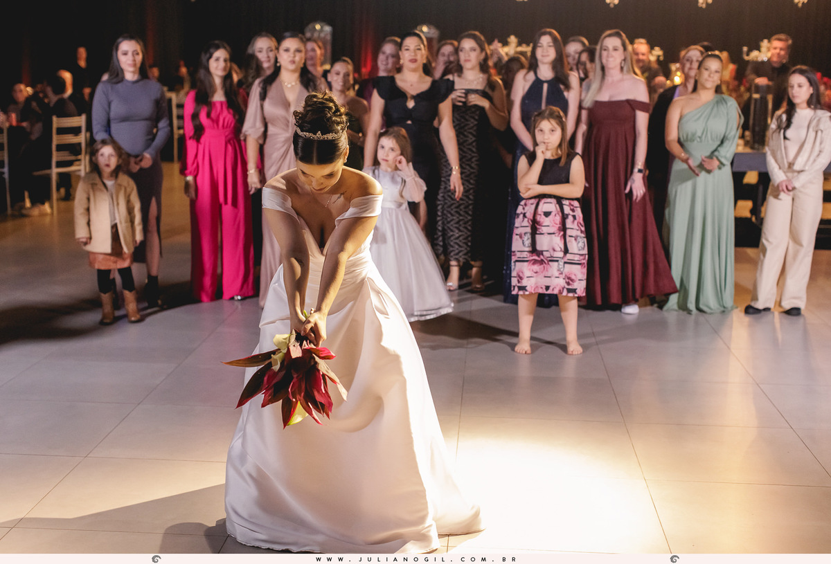 noiva jogando buquÊ