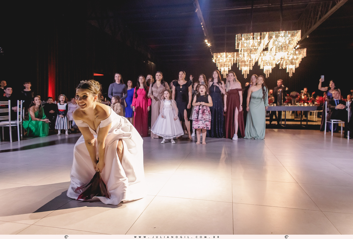 noiva jogando buquÊ