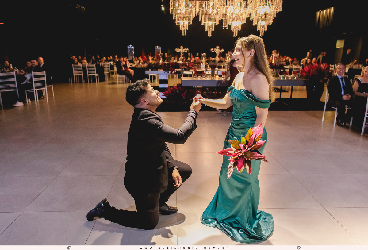 casal, rapaz ajoelhado pedindo mão da namorada