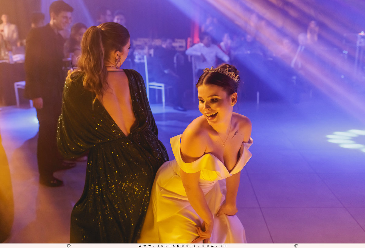 noiva dançando com madrinha