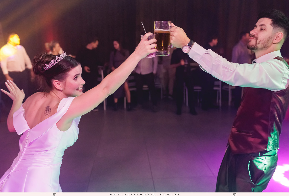 noivos dançando no espaço santo fole em irati, paraná