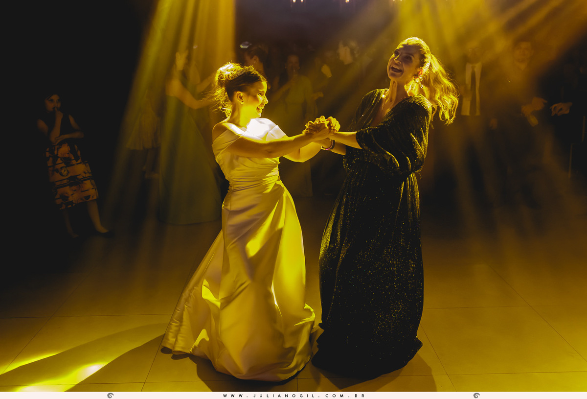 noiva dançando com madrinha