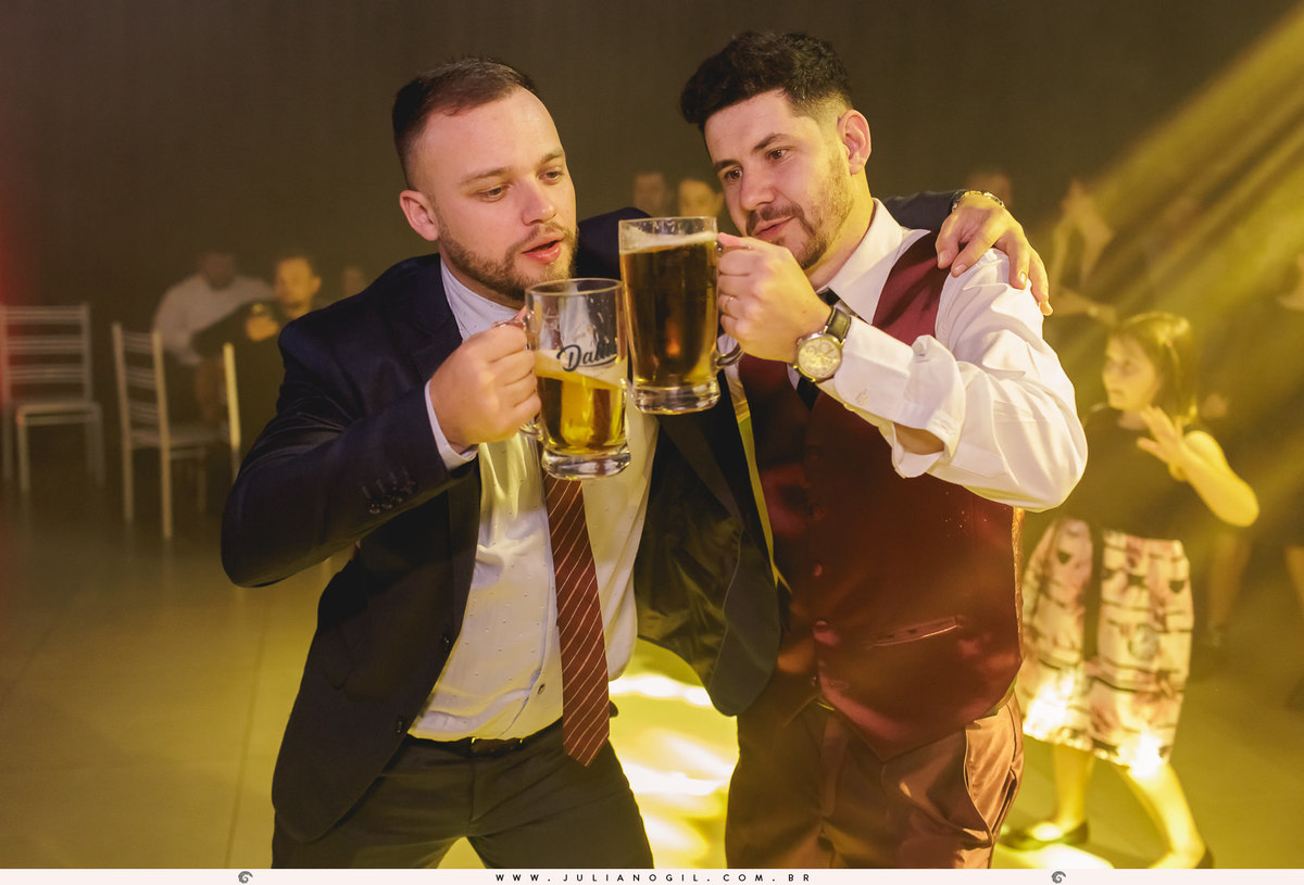 padrinho e noivo dançando 