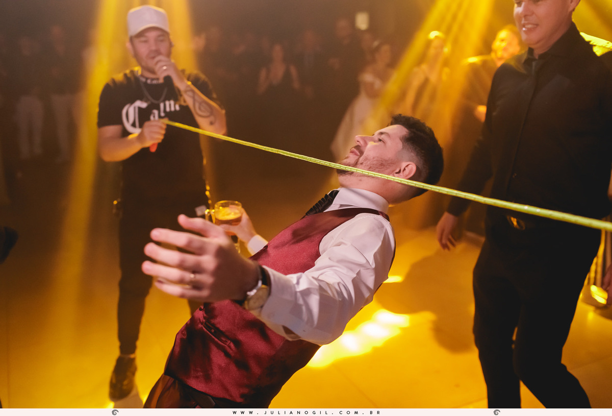 noivo passando por baixo da corda