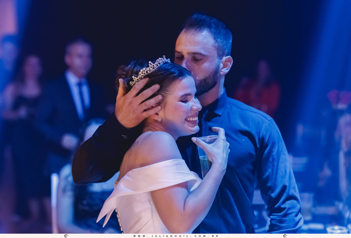 irmão beijando a testa da noiva