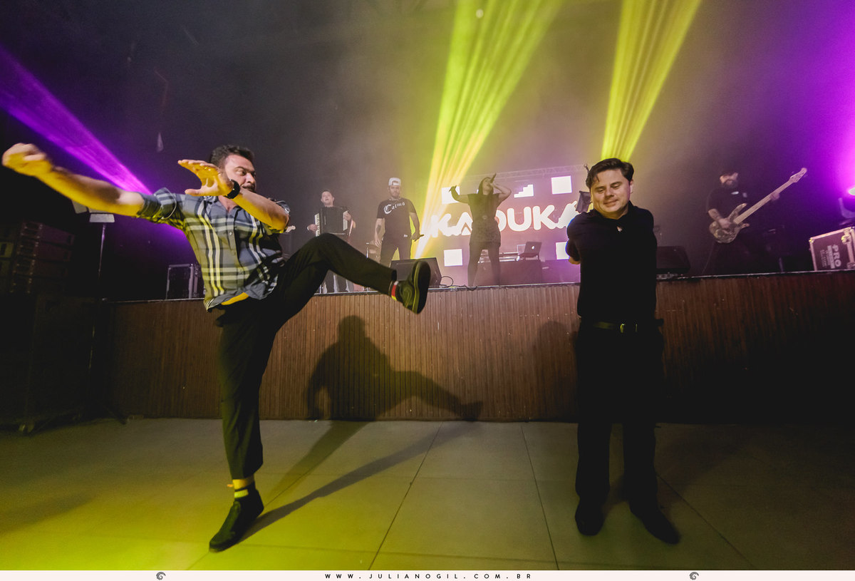 padrinhos dançando durante a festa