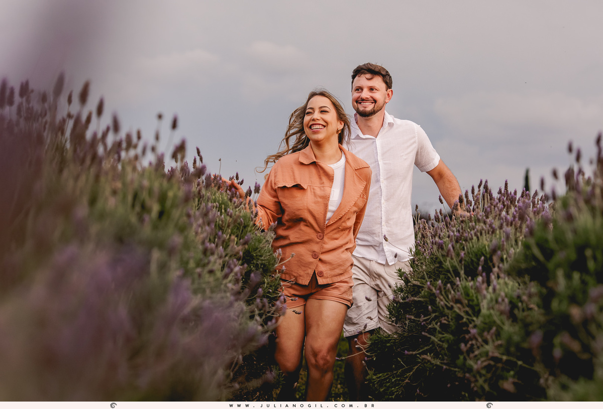 casal Valdenise e João Vitor caminhando em meio a uma plantação de lavanda
