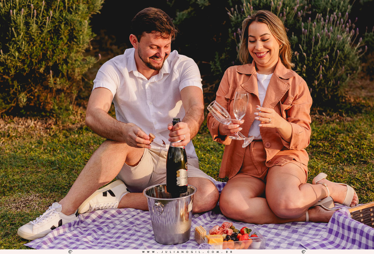 casal Valdenise e João Vitor fazendo piquenique em meio a uma plantação de lavanda