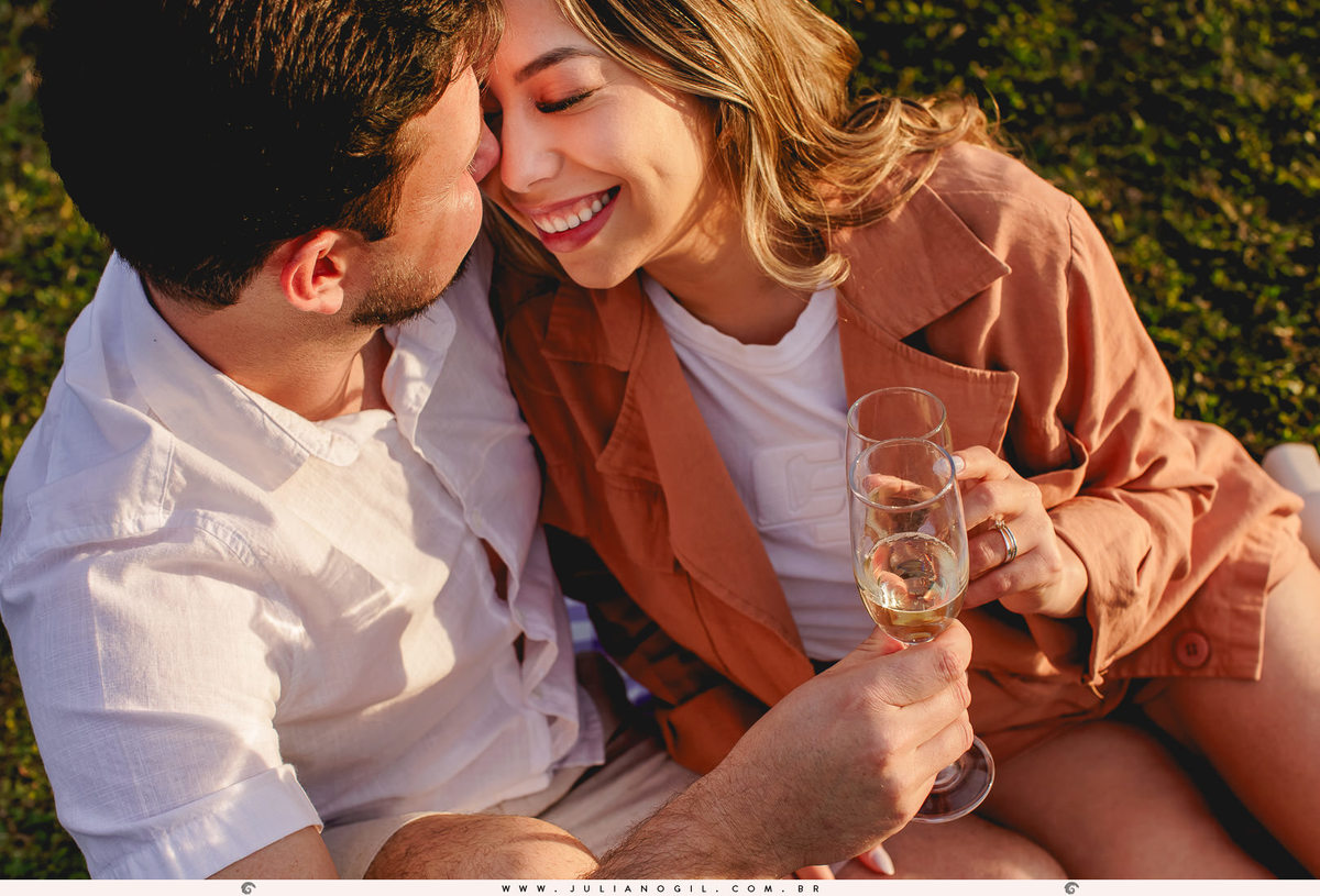 casal Valdenise e João Vitor fazendo piquenique em meio a uma plantação de lavanda