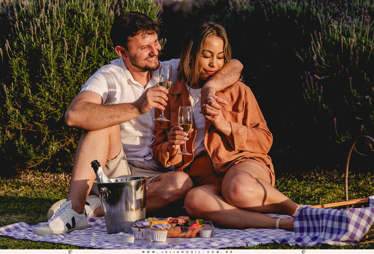 casal Valdenise e João Vitor fazendo piquenique em meio a uma plantação de lavanda