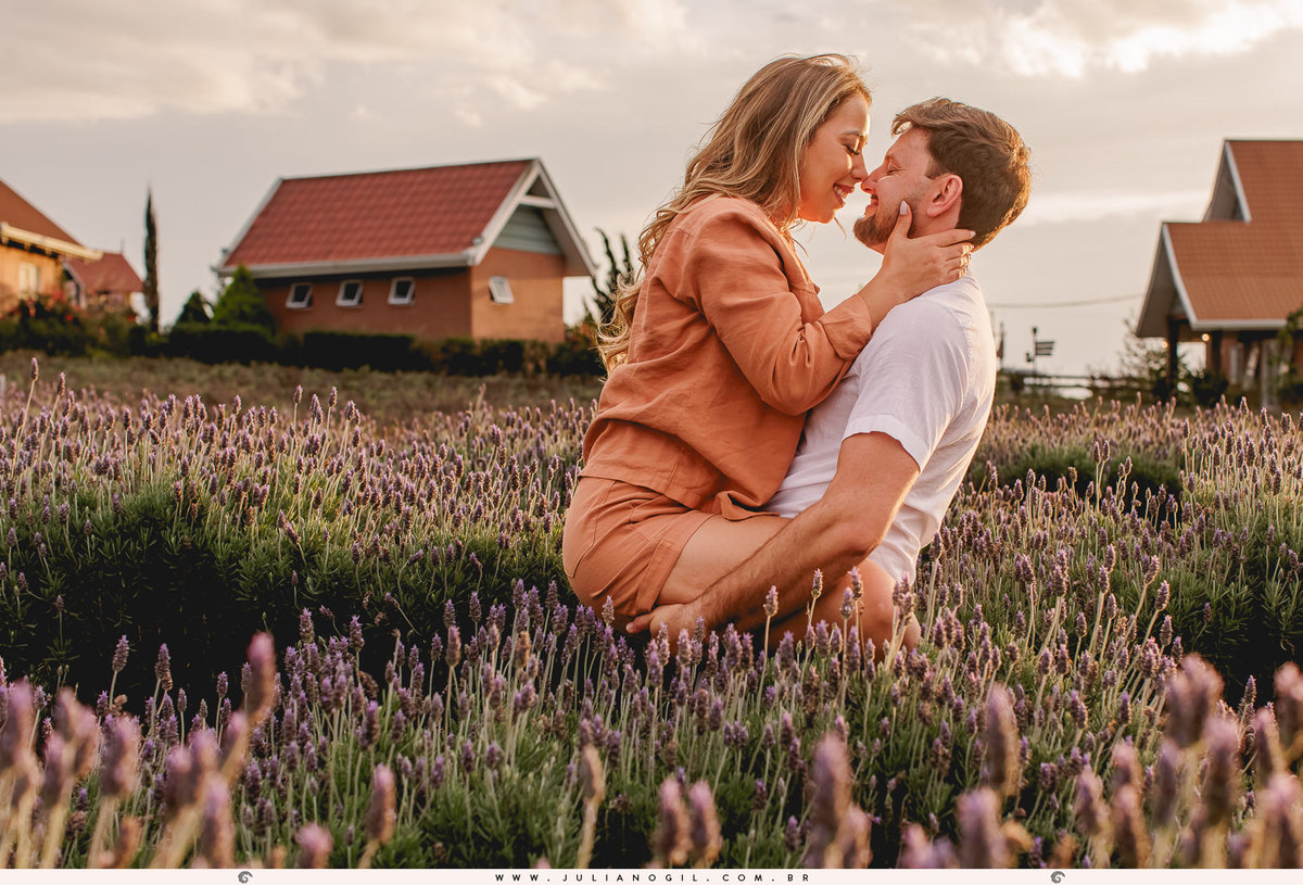 casal Valdenise e João Vitor se abraçando no meio do lavandário het dorp em carambeí, paraná