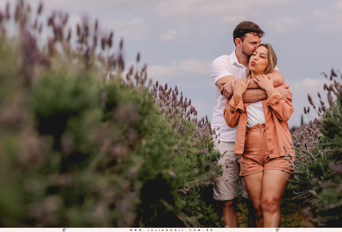 casal Valdenise e João Vitor abraçados no meio do lavandário