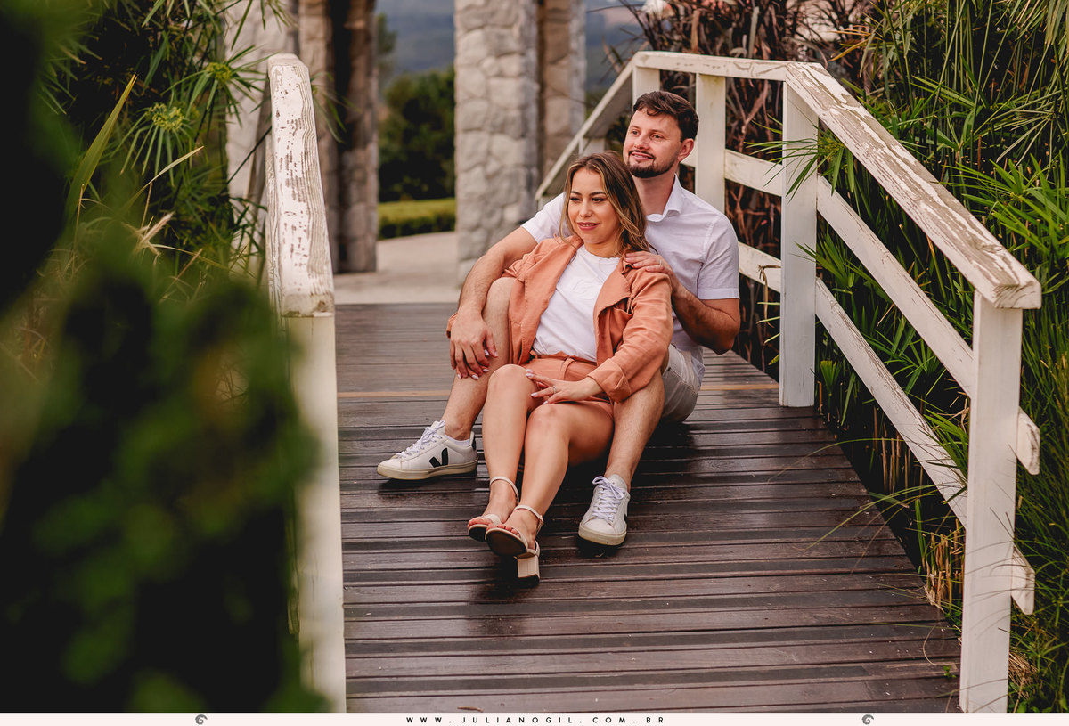 casal Valdenise e João Vitor sentados na ponte