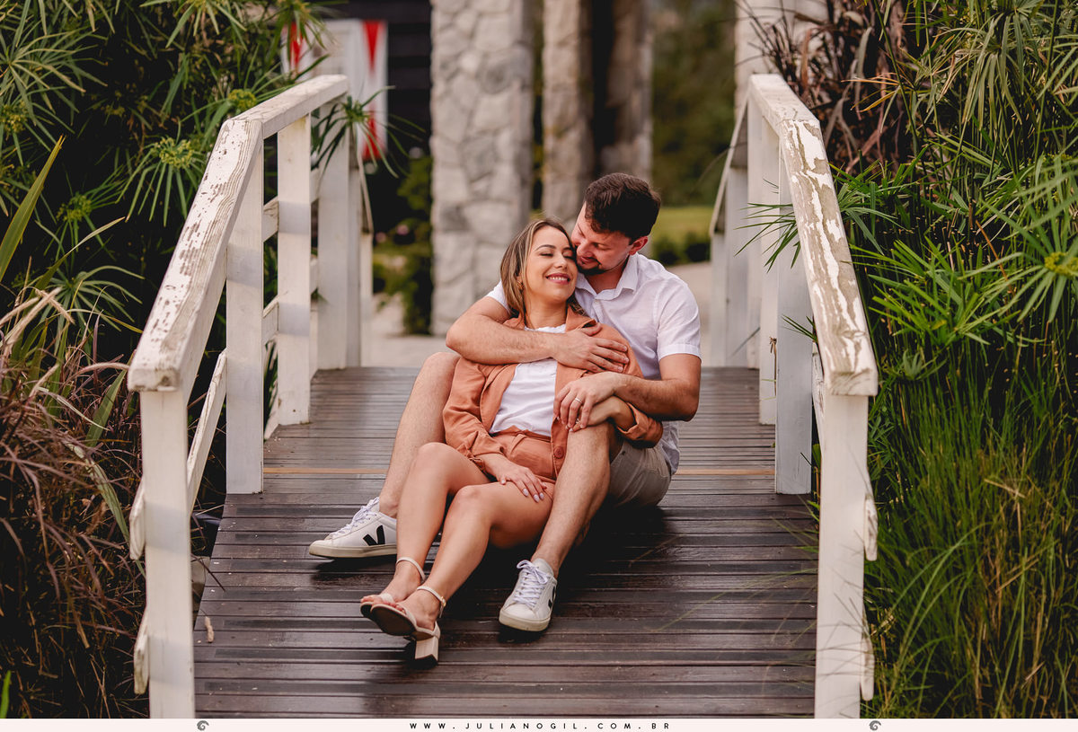 casal Valdenise e João Vitor sentados na ponte