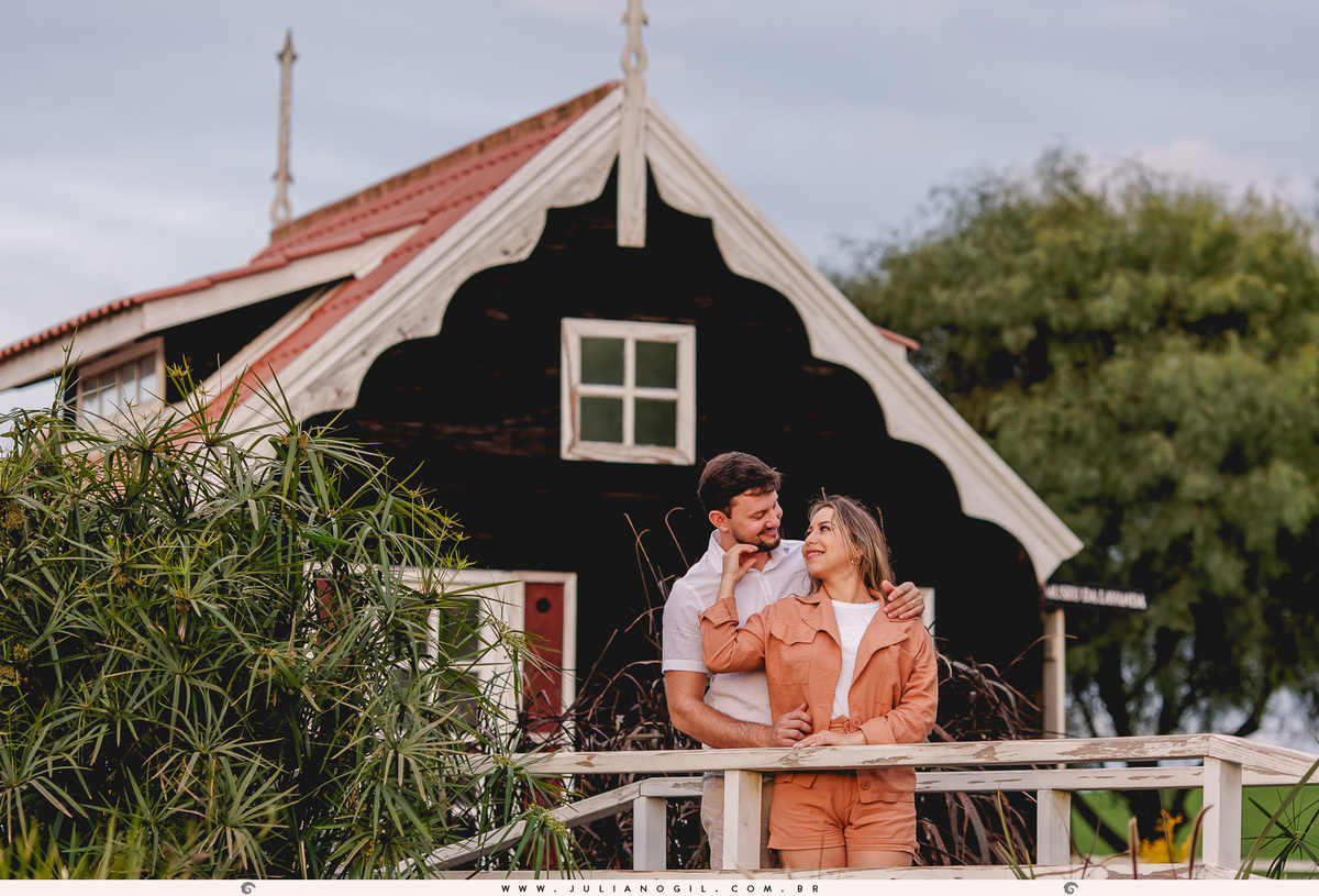 casal Valdenise e João Vitor namorando em uma ponte no lavandário
