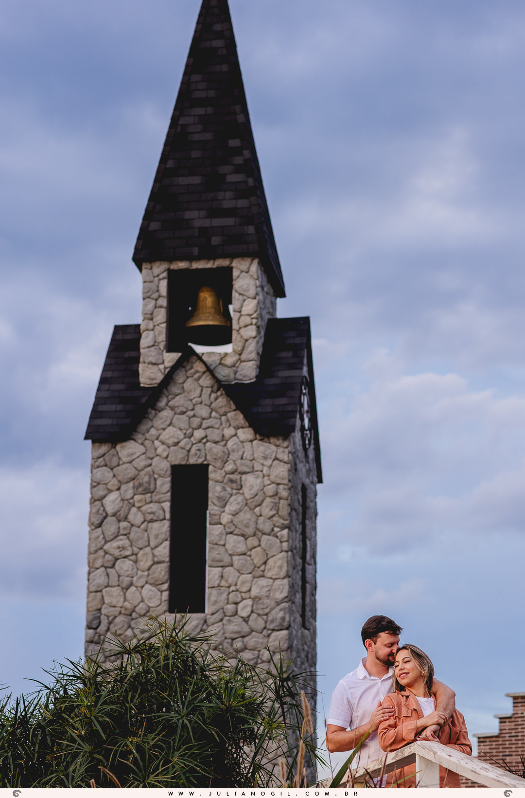 casal Valdenise e João Vitor namorando em uma ponte no lavandário