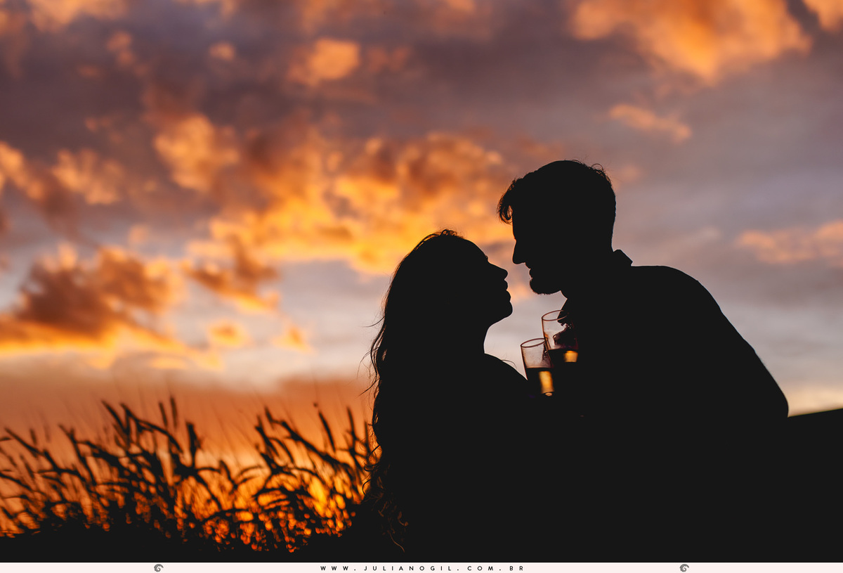 silhueta do casal no pôr do sol durante o pré casamento