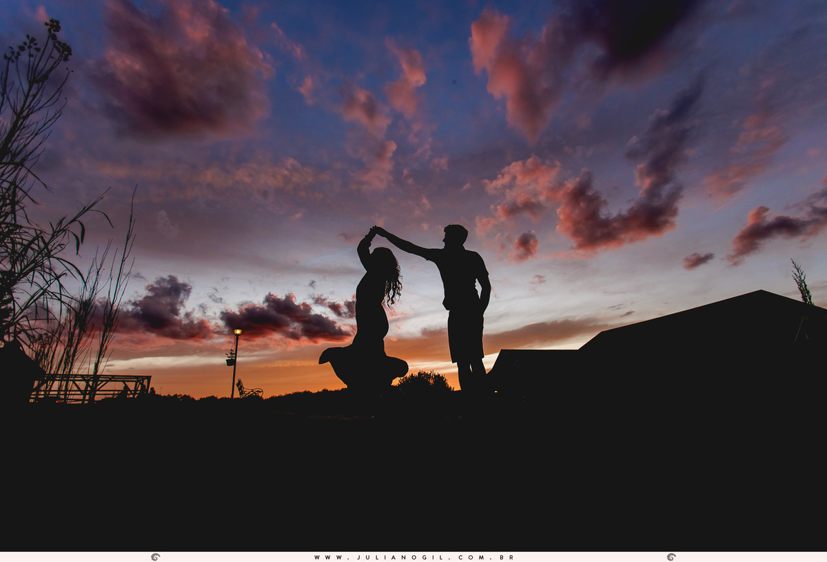 silhueta do casal no pôr do sol durante o pré casamento