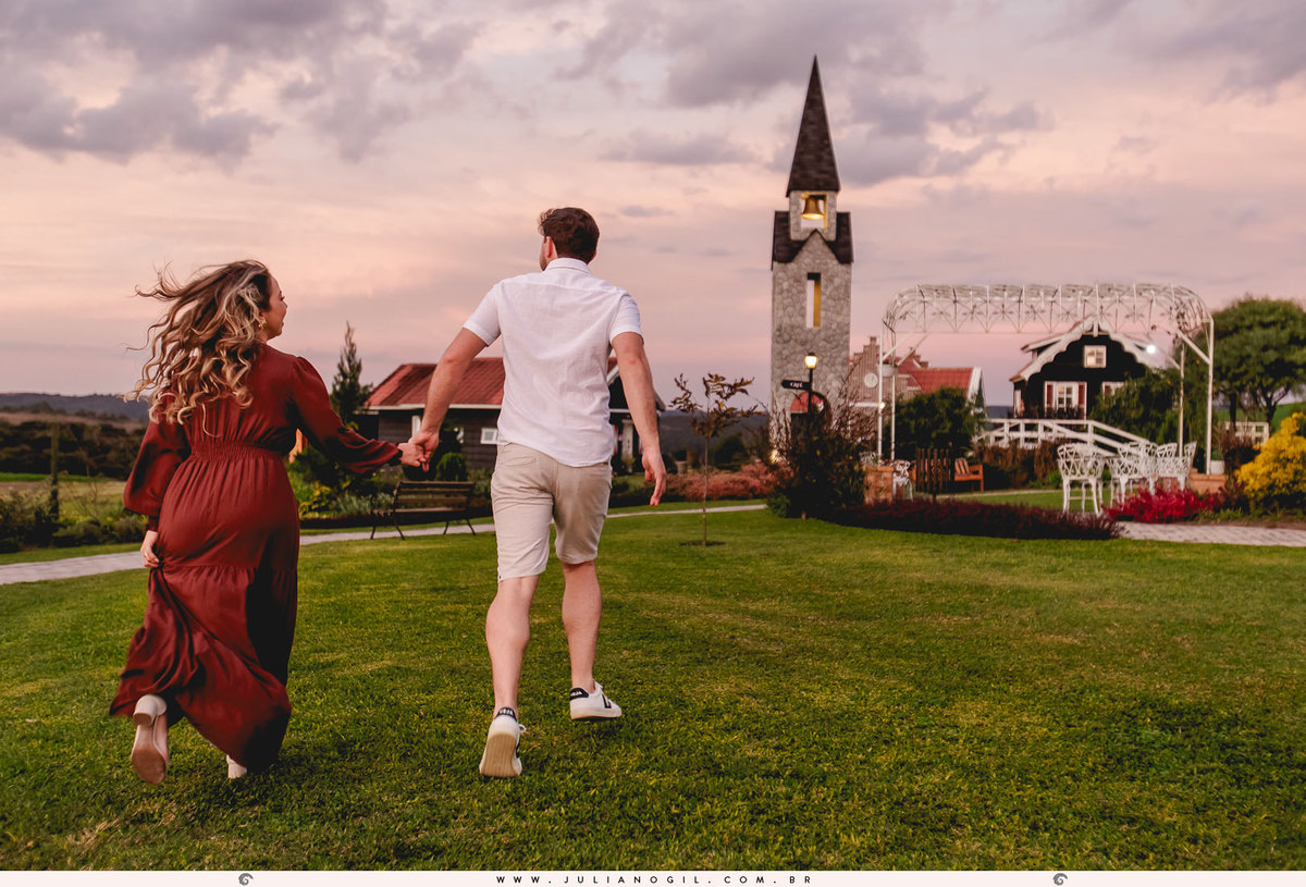casal correndo dentro do lavandário het dorp em carambeí, paraná