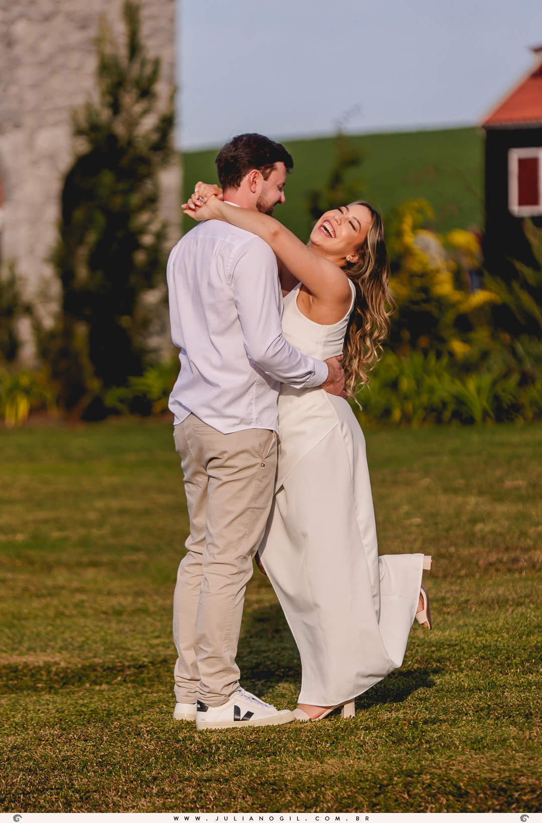 casal dançando em frente a uma torre de estilo holandês