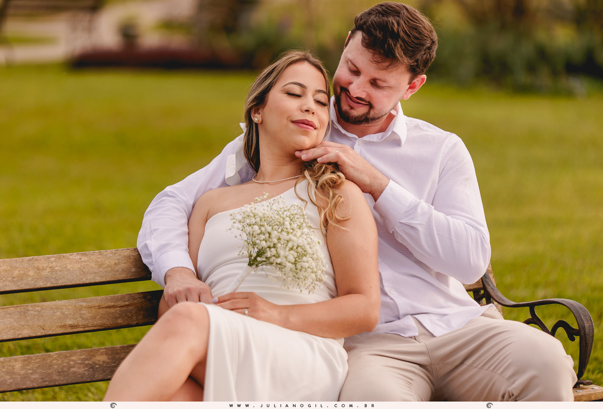 casal Valdenise e João Vitor sentados em um banco durante o pré casamento