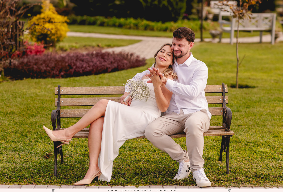 casal Valdenise e João Vitor sentados em um banco durante o pré casamento