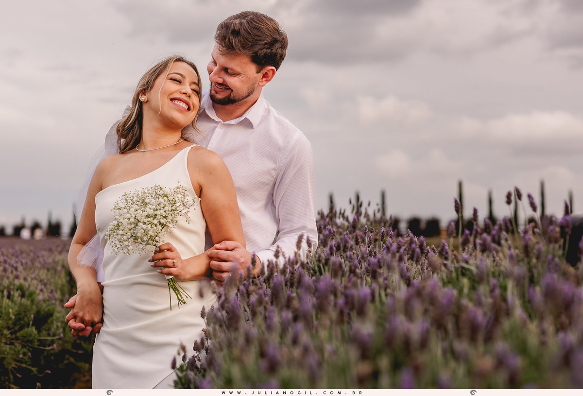 casal Valdenise e João Vitor abraçados em um lavandário