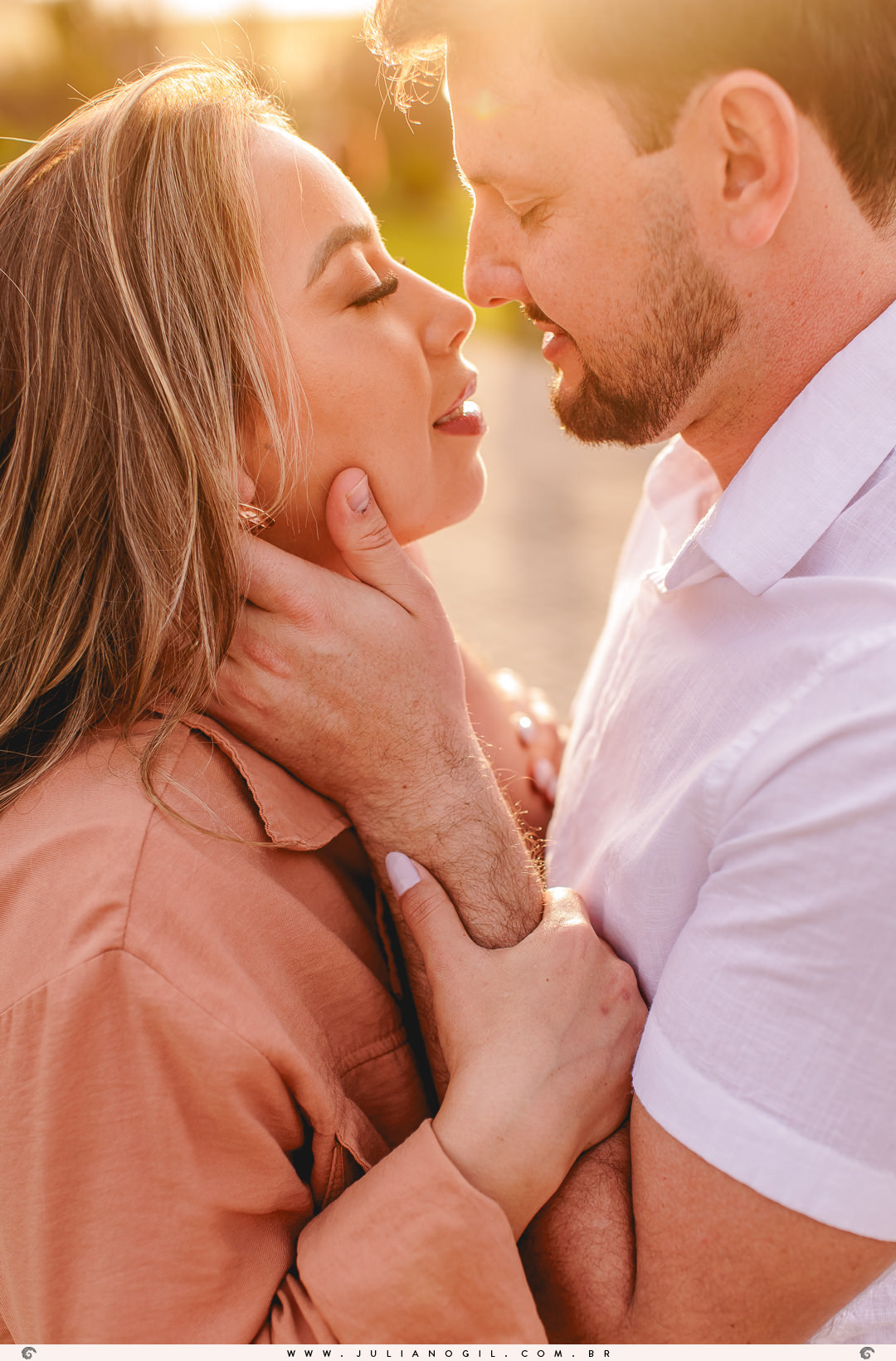 casal Valdenise e João Vitor caminhando em meio a uma plantação de lavanda