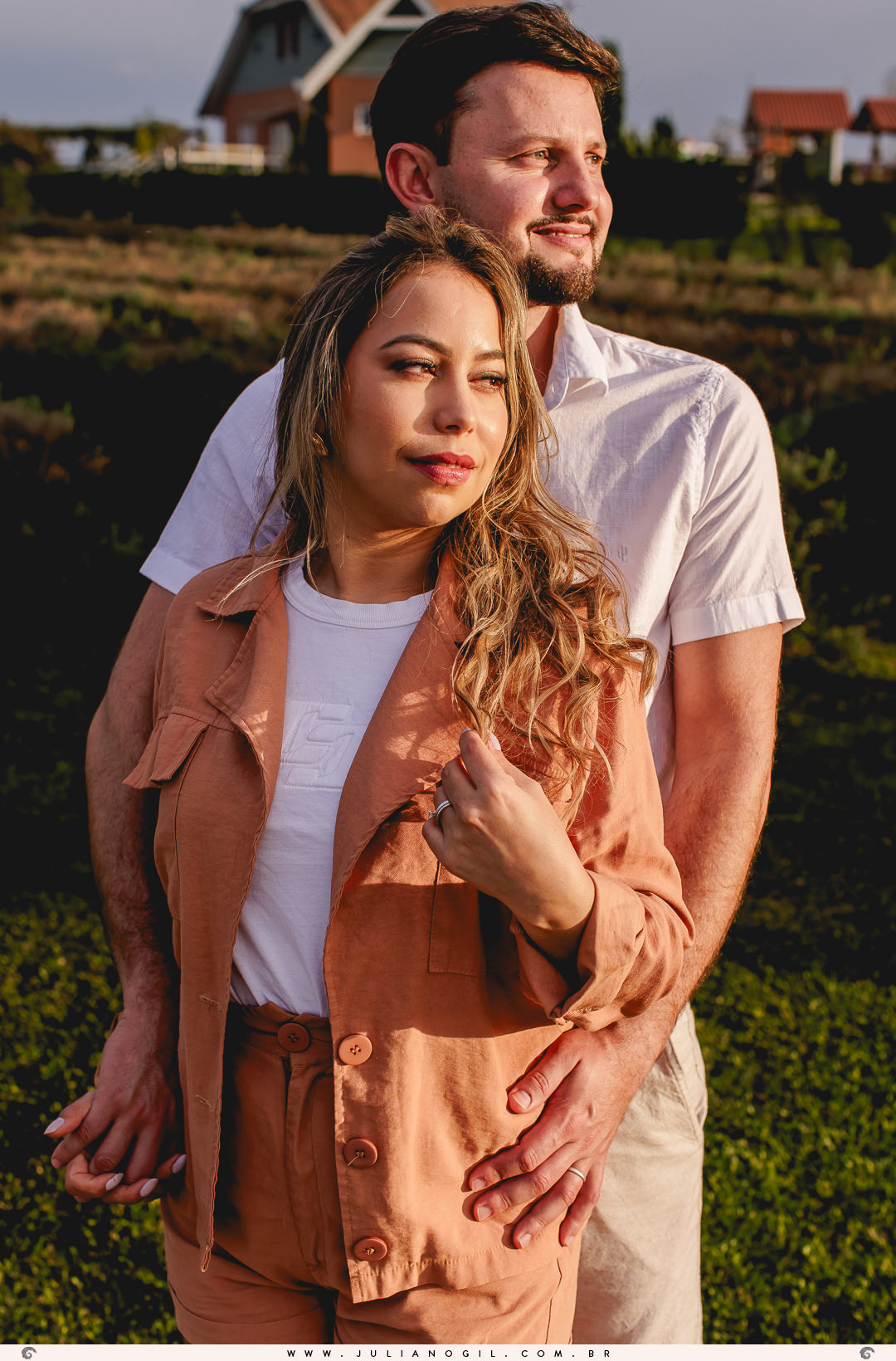 casal Valdenise e João Vitor caminhando em meio a uma plantação de lavanda