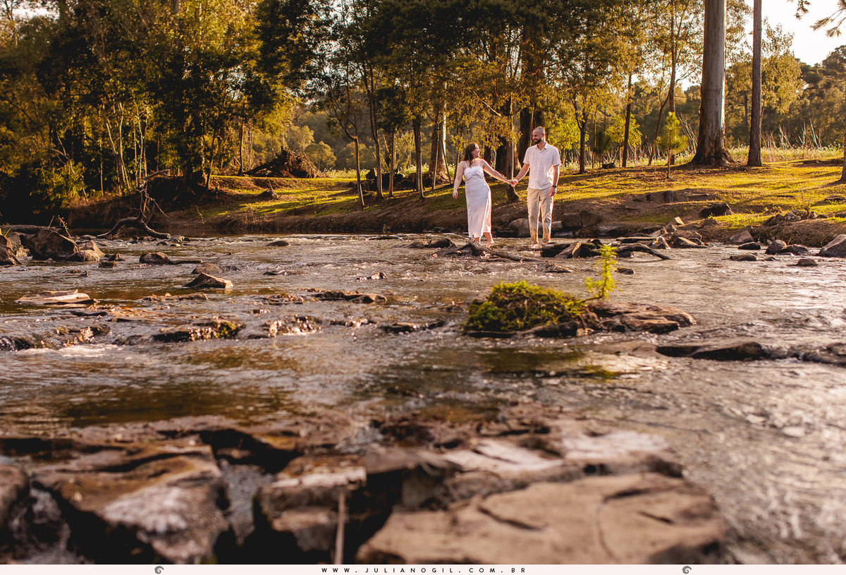 casal andando na água