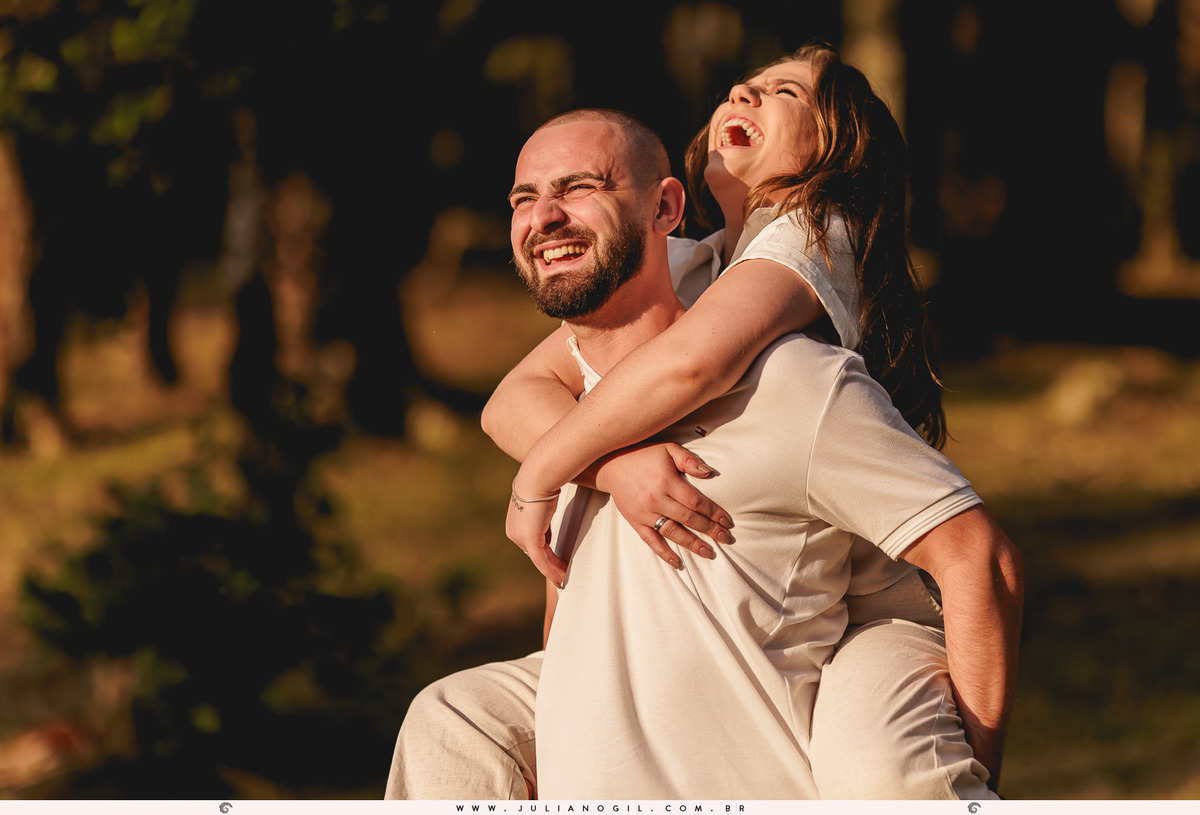 noivo segurando a noiva nas costas