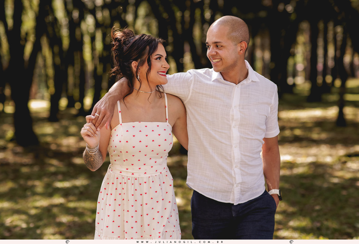 casal letícia e igor andando pelo bosque do ponta lagoa em ponta grossa, paraná